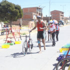 Uno de los triatletas se alista para comenzar a competir en la disciplina de ciclismo.