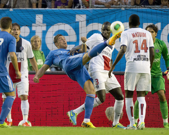 Cristiano Ronaldo pretende rematar la pelota al arco del PSG francs.