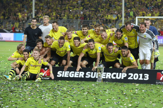 Los jugadores del Borussia Dortmund celebran el ttulo de la supercopa alemana, tras vencer en la final al Bayern Mnich.