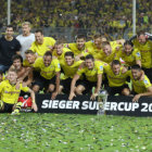 Los jugadores del Borussia Dortmund celebran el ttulo de la supercopa alemana, tras vencer en la final al Bayern Mnich.