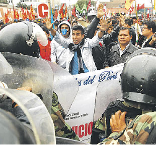 Peruanos salen a marchar contra su Gobierno