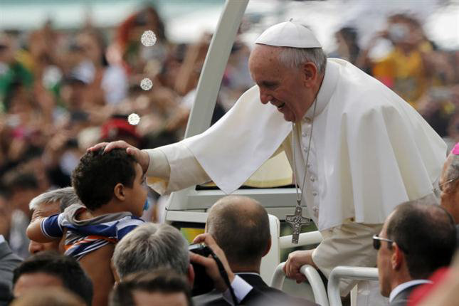 BENDICIN. El Papa Francisco no duda en demostrar su efecto con los nios en Brasil.