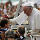 BENDICIN. El Papa Francisco no duda en demostrar su efecto con los nios en Brasil.