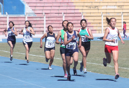 La capitalina Ibeth Quevedo (d) durante la competencia en Potos.