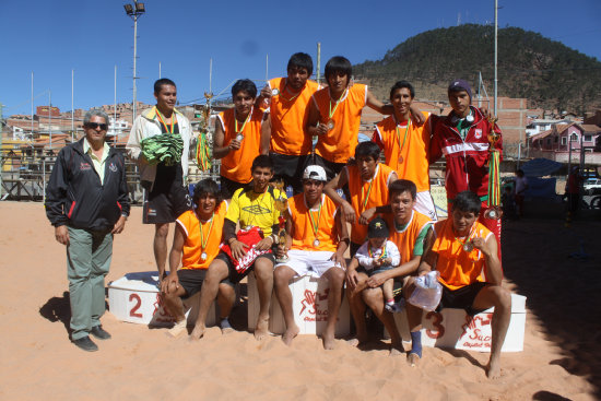 El podio final del I Campeonato Local de Ftbol Playa, que culmin ayer, en la cancha del complejo de Garcilazo.