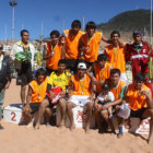 El podio final del I Campeonato Local de Ftbol Playa, que culmin ayer, en la cancha del complejo de Garcilazo.