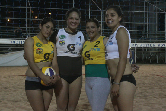 Las duplas femeninas Reynolds-Takeda (blanco) y Rengel-Padilla (amarillo).