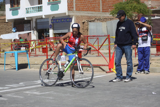 La chuquisaquea Danna Montero durante su recorrido en la piscina de El Rollo; al lado, la capitalina Carla Torrez se sube a la bicicleta tras su sesin de natacin.