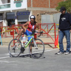 La chuquisaquea Danna Montero durante su recorrido en la piscina de El Rollo; al lado, la capitalina Carla Torrez se sube a la bicicleta tras su sesin de natacin.