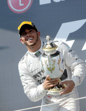 El piloto ingls Lewis Hamilton celebra el triunfo logrado en el Gran Premio de Hungra, corrido ayer.