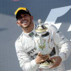 El piloto ingls Lewis Hamilton celebra el triunfo logrado en el Gran Premio de Hungra, corrido ayer.