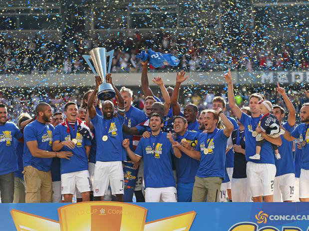 Los jugadores de la seleccin norteamericana celebran el ttulo de la Copa de Oro de la Concacaf conseguida ayer.