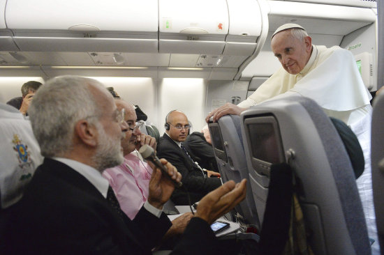 DECLARACIN. El Papa hizo una serie de declaraciones durante su viaje de retorno al Vaticano.