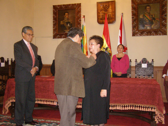 HOMENAJE. El Alcalde impone la medalla 