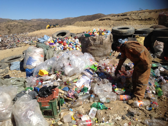 ARRIESGADO. Siete obreros reciclan plstico y papel; con la venta ganan un sueldo mensual de aproximadamente Bs 1.400.