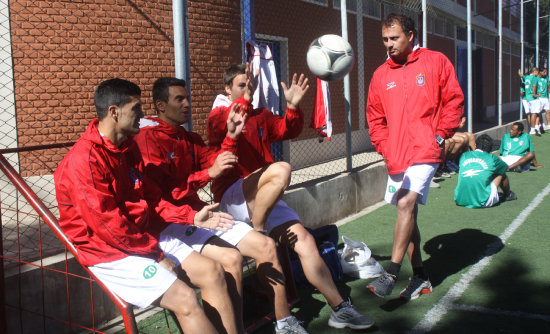 El guardameta Marcelo Robledo (d) est en duda para el primer partido del Torneo Apertura de la Liga.