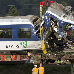 SINIESTRO. El impacto de dos trenes suizos en una va sub-urbana provoc la alarma de las autoridades de ese pas.