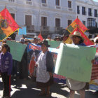 RECHAZO. La Federacin de Juntas Vecinales realiz ayer una multitudinaria marcha contra el alza del precio del pan de batalla.