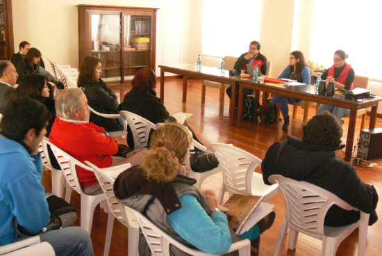 PONENCIAS. Los expositores Sergio Gonzlez (Chile), Carolina Figueroa (Chile) y Stephanie Vargas (Bolivia) en la mesa temtica.