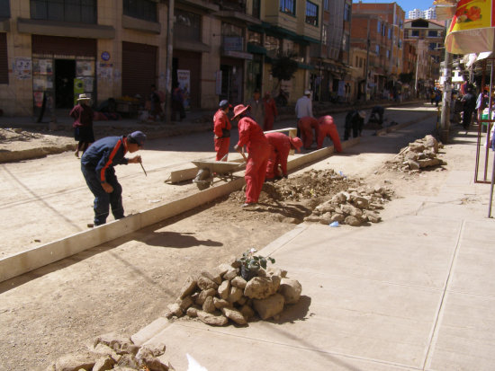 AVANCE. Obreros de la Alcalda trabajan en la calle Sargento Tejerina.