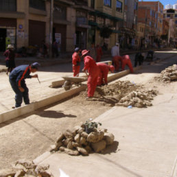 AVANCE. Obreros de la Alcalda trabajan en la calle Sargento Tejerina.