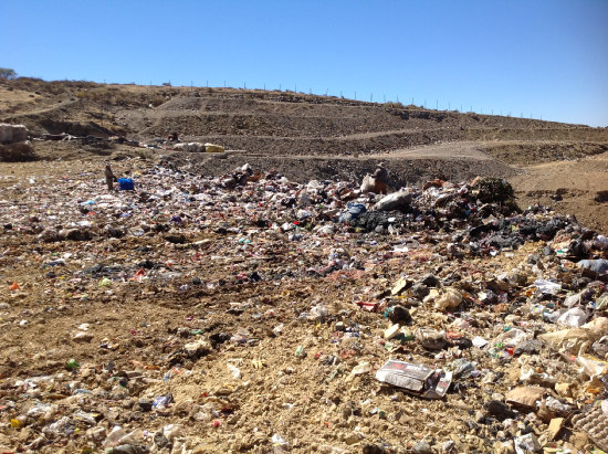 BOTADERO. Los recicladores de basura no utilizan guantes ni mscaras de seguridad.