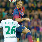 El jugador del Barcelona Adriano (d) disputa el baln con Deleu (i) del Legia Gdansk.