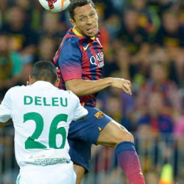 El jugador del Barcelona Adriano (d) disputa el baln con Deleu (i) del Legia Gdansk.