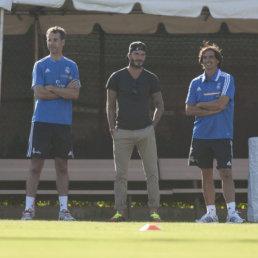 El ex futbolista David Beckham (c) observa el entrenamiento del Real.