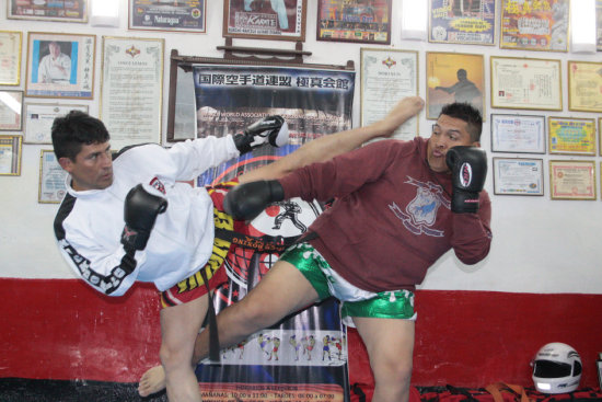 Ovando (d) fue varias veces campen nacional de kick boxing.