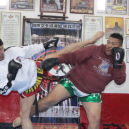 Ovando (d) fue varias veces campen nacional de kick boxing.