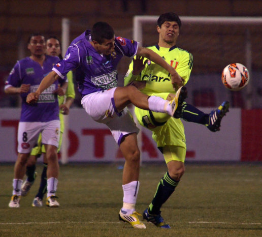 Una escena del partido jugado anoche, en el estadio Vctor Agustn Ugarte, ante unas 10.000 personas.