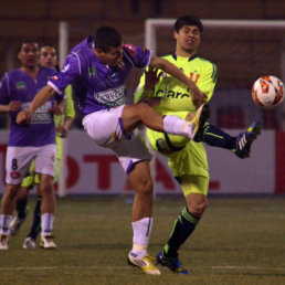 Una escena del partido jugado anoche, en el estadio Vctor Agustn Ugarte, ante unas 10.000 personas.