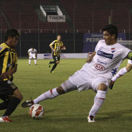 El atigrado Nelvin Solz (i) pierde el baln ante la marca de un jugador paraguayo, en el choque entre The Strongest y Nacional anoche, en Asuncin.