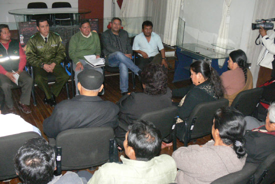 ACERCAMIENTO. Autoridades y dirigentes vecinales se reunieron ayer, por separado, con transportistas y panificadores en la Alcalda.