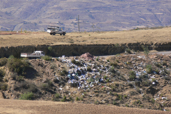 COMODIDAD. A unos kilmetros de la ciudad y al lado de la carretera hay lugares que se estn convirtiendo en botaderos clandestinos.