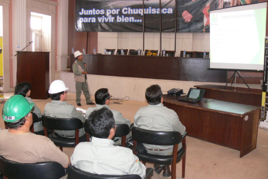 SOLOS. Ayer no hubo presencia de invitados para escuchar el informe.