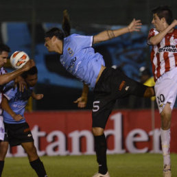 Una escena del partido de anoche, en la que un jugador de Blooming intenta llevar peligro sobre el arco de los uruguayos, que salieron victoriosos.