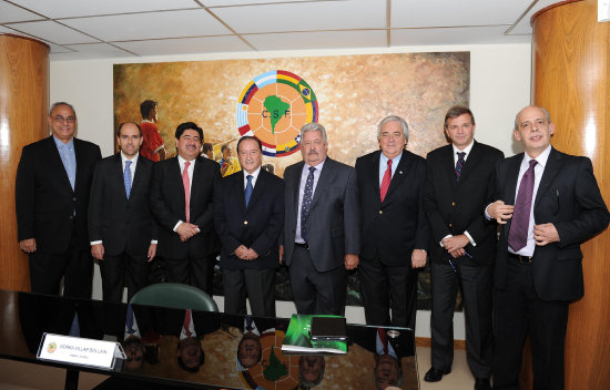 Carlos Chvez (d) durante el congreso de la CONMEBOL.