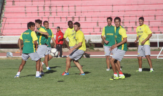 Universitario cerr sus prcticas ayer, en Sucre, de cara a su debut de maana, frente a The Strongest.