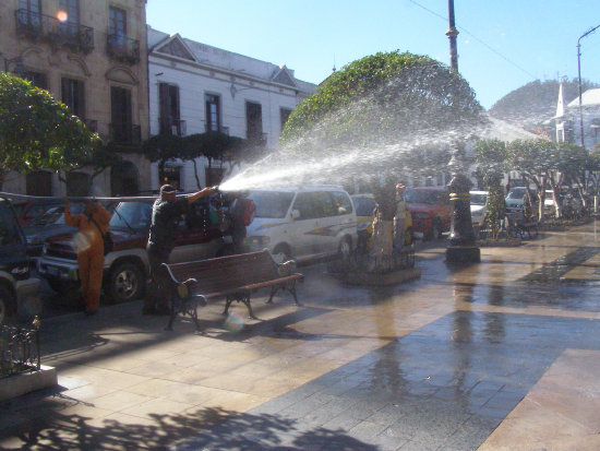 LIMPIEZA. Trabajadores de EMAS lavaron el piso de la Plaza 25 de Mayo.