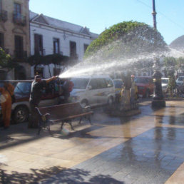 LIMPIEZA. Trabajadores de EMAS lavaron el piso de la Plaza 25 de Mayo.