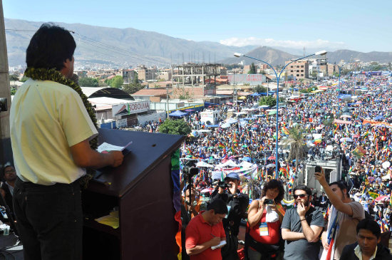 MULTITUDINARIA. El presidente Evo Morales, durante la clausura de la Cumbre Antiimperialista, desarrollada en Cochabamba.