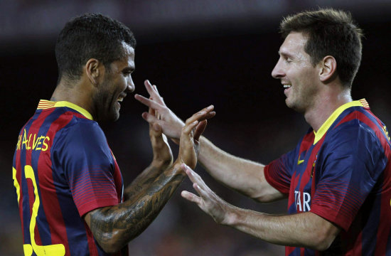 El delantero argentino del Barcelona Lionel Messi (d) y el brasileo Dani Alves celebran uno de los goles en el partido jugado ayer, frente al Santos.