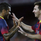 El delantero argentino del Barcelona Lionel Messi (d) y el brasileo Dani Alves celebran uno de los goles en el partido jugado ayer, frente al Santos.