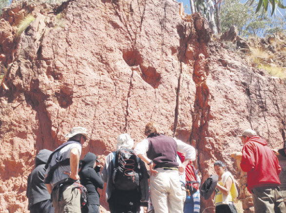 ATRACTIVO. En el lanzamiento del Circuito Paleoturstico, los turistas tuvieron la oportunidad de observar las huellas de dinosaurio que hay en el cerro Churuquella.