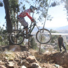 La gente se dio cita ayer en el cerro Churuquella para espectar las pruebas libres; abajo, el capitalino Juan Carlos Rocabado durante los entrenamientos.