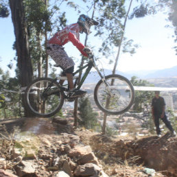 La gente se dio cita ayer en el cerro Churuquella para espectar las pruebas libres; abajo, el capitalino Juan Carlos Rocabado durante los entrenamientos.