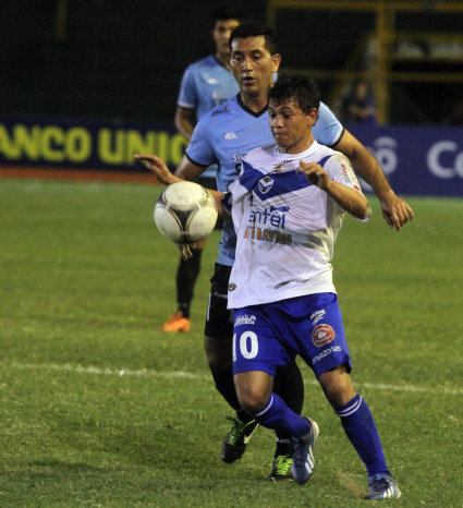 El brasileo Marcelo Gomes domina el baln ante la marcacin de un rival de Blooming.