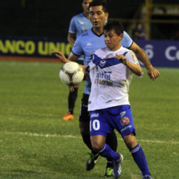 El brasileo Marcelo Gomes domina el baln ante la marcacin de un rival de Blooming.